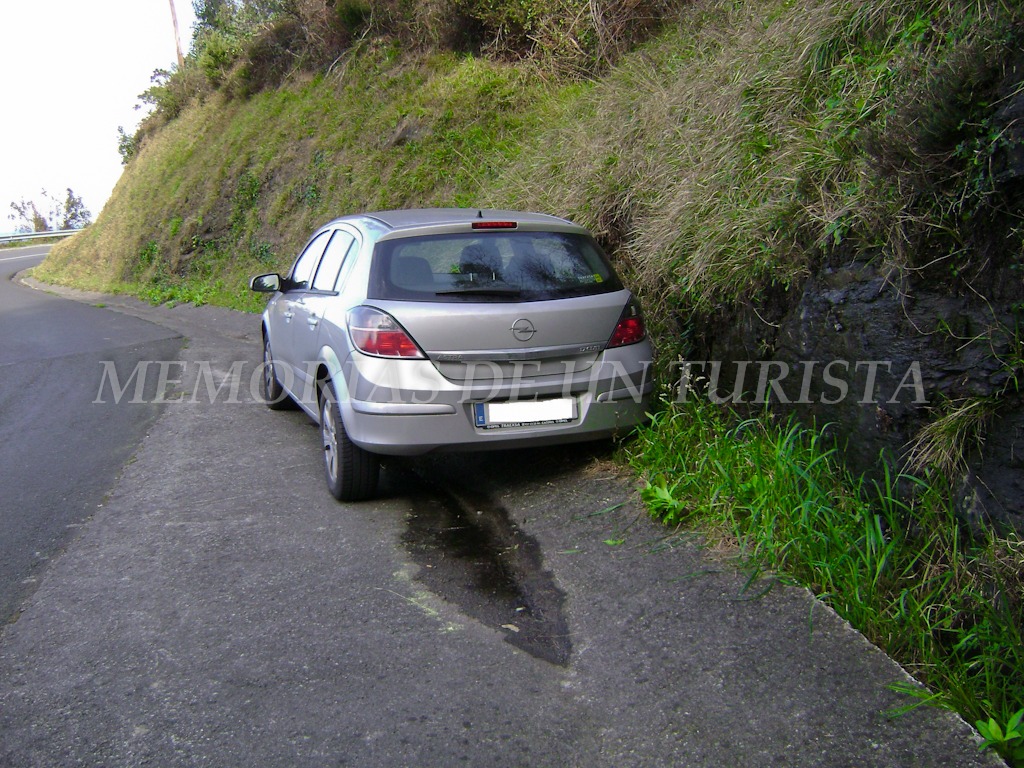 Coche atascado en la cuneta