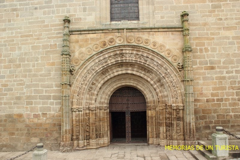 Entrada principal de la iglesia