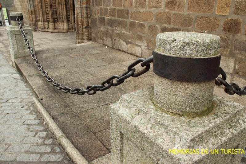 Cadena a la puerta de la iglesia
