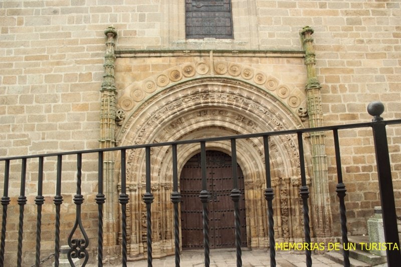 Entrada principal de la iglesia