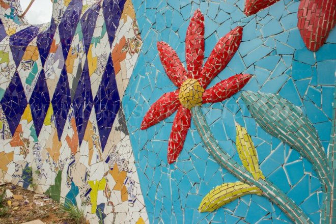 Flores hechas con azulejos