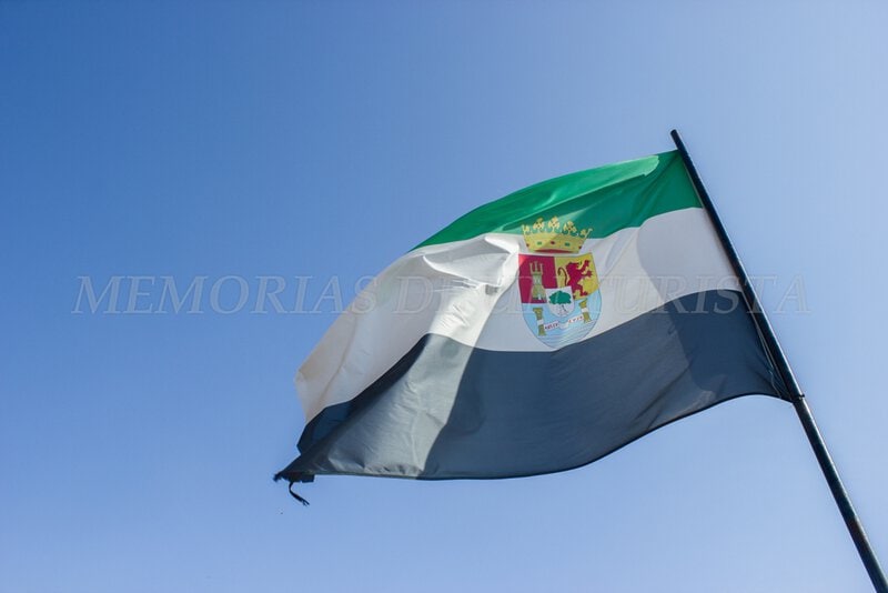 Bandera de Extremadura en la torre del castillo