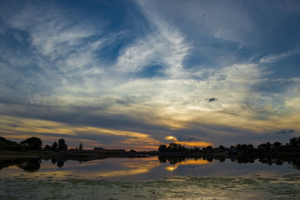 Atardecer en Los Barruecos de Malpartida de Cáceres. Aquella tarde el cielo me brindó una increíble lluvia de colores rojos y anaranjados, reflejándose en el agua de la charca.