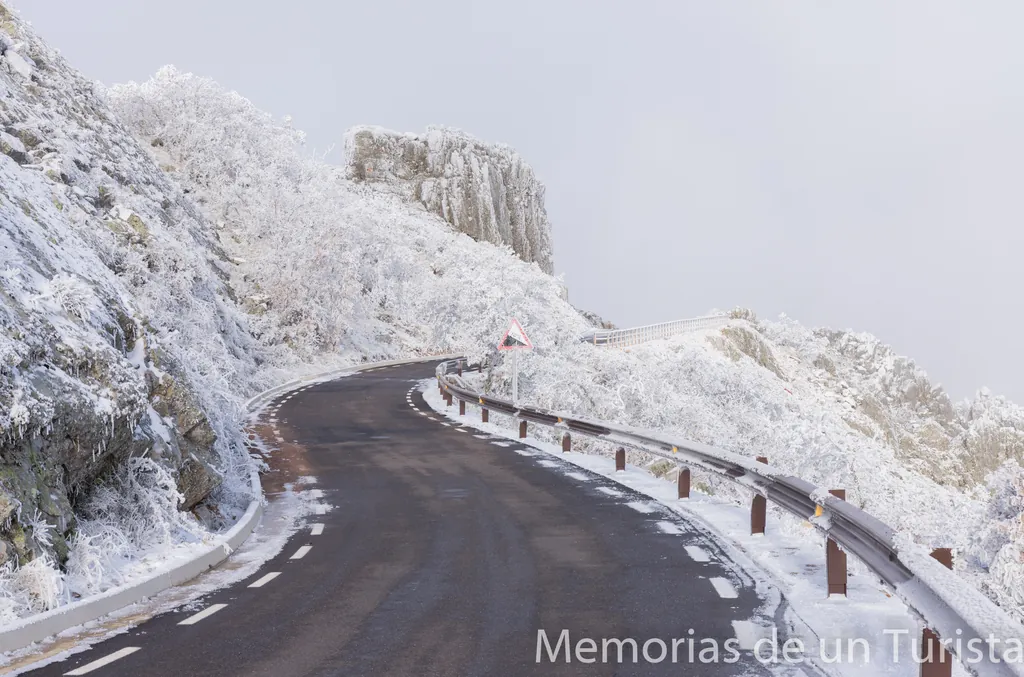 Carretera de subida a La Villuerca cubierta con un bonito manto blanco por la nieve caída. Cuando nieva en el Geoparque Villuercas-Ibores-Jara es obligación ir a visitar la nieve