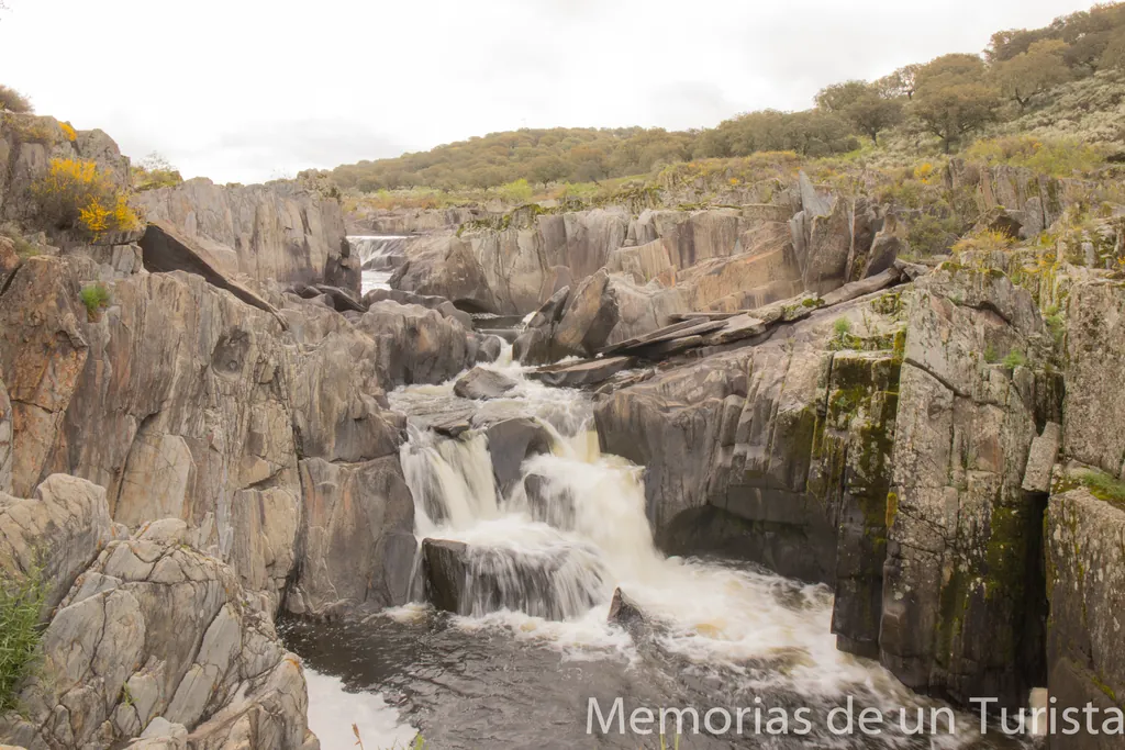 Cascadas del río Almonte bajando en escaleras por las enormes rocas. La ruta parte desde el puente sobre el río Almonte. Se trata de la carretera que une Trujillo con Monfragüe