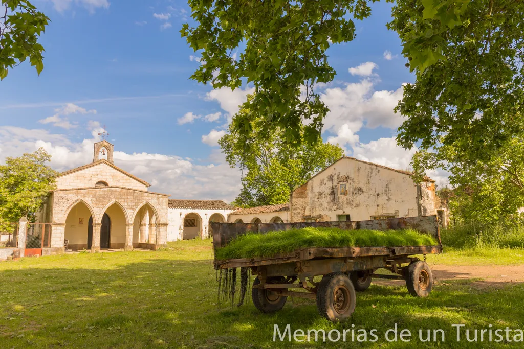 Capilla del poblado abandonado de Almansa, en la provincia de Cáceres. En primer plano se puede ver un viejo carro, aún cargado con estiércol que no se ve debido a que la hierba lo ha tapado. Una imagen que representa perfectamente el abandono total del pueblo a pesar de que aún viven allí 5 familias