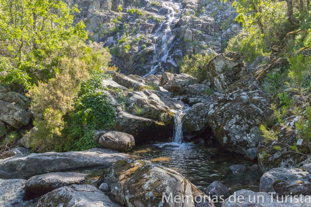 Cascada la Desesperá ubicada en tierras del Valle del Jerte, provincia de Cáceres. En la imagen apenas corre un hilo de agua. Es en tiempos lluviosos donde muestra toda su belleza