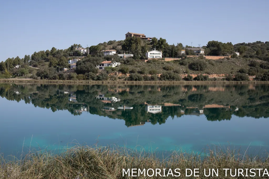 Reflejo de casas y árboles en las Lagunas de Ruidera, provincia de Ciudad Real.