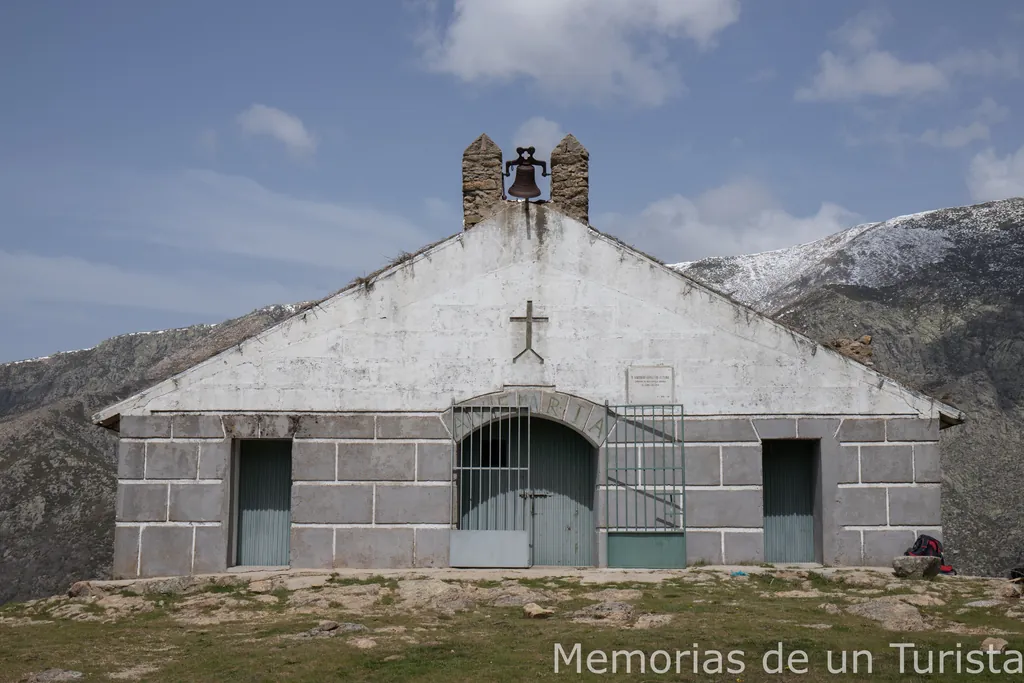 Refugio Virgen de las Nieves en Guijo de Santa Bárbara. Provincia de Cáceres. Detrás aparecen los montes aún nevados al no haber llegado aún el calor veraniego