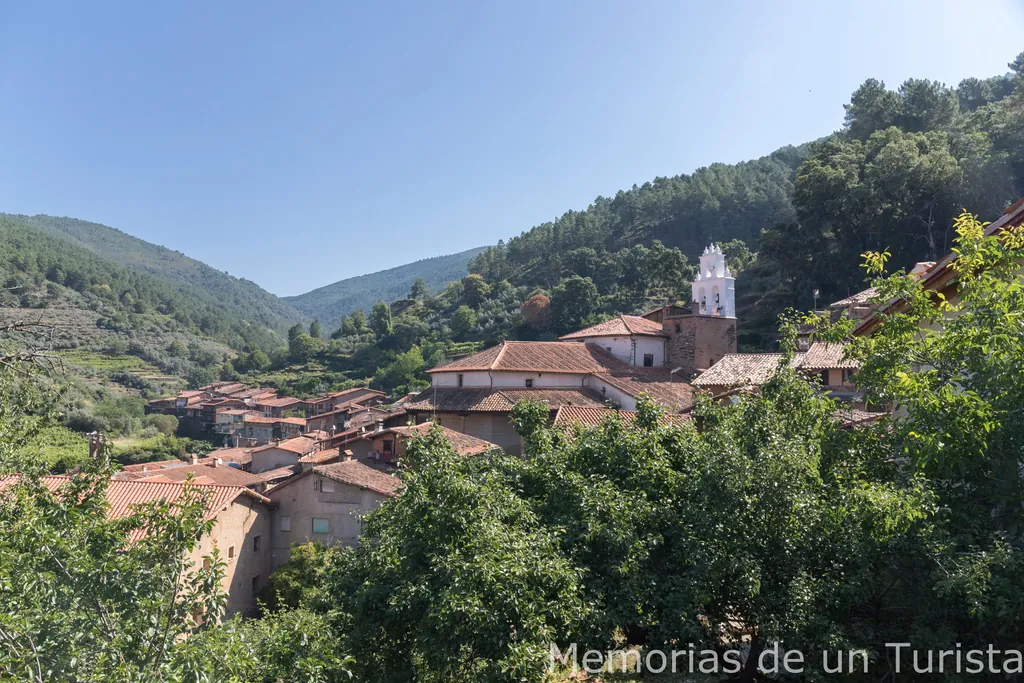 Pueblo de Robledillo de Gata en la Sierra de Gata, Cáceres, rodeado de montañas y naturaleza verde