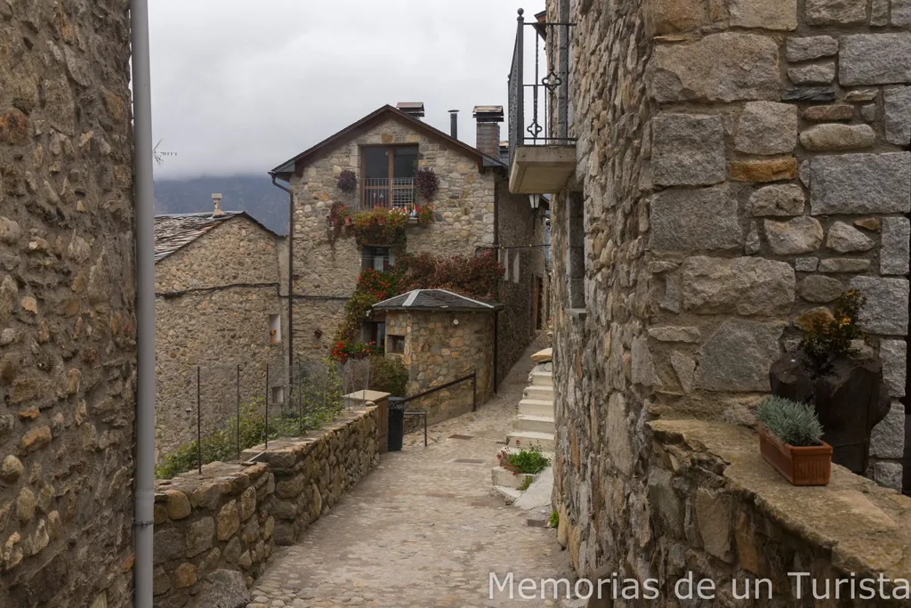 El casco histórico de Cerler, considerado el pueblo más alto del Pirineo Aragonés, es una auténtica belleza. Las casas están construidas en roca y pasear por él en otoño, con el olor de la leña quemada en las chimeneas, es transportarte a una época medieval