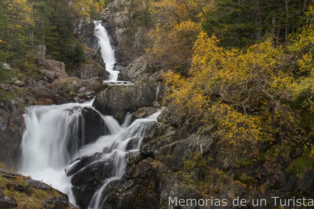 Las Gorgas de Alba son unas preciosas cascadas ubicadas en el Valle de Benasque, Huesca. En época de lluvias van cargadas de agua. Y en otoño las hayas de alrededor ponen su nota de colores ocres y amarillos haciendo un paisaje impresionante