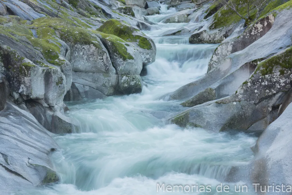 Fotografía de Los Pilones en la Reserva Natural de la Garganta de los Infiernos, Valle del Jerte, Cáceres. El agua fluye a través de pozas y saltos de agua naturales excavados en el granito. Turismo de naturaleza y senderismo en Extremadura