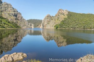 Reflejo de los Canchos de Ramiro en el agua del río Alagón. Con las lluvias del mes de abril iba a tope de agua. Ubicado en el Valle del Alagón, provincia de Cáceres