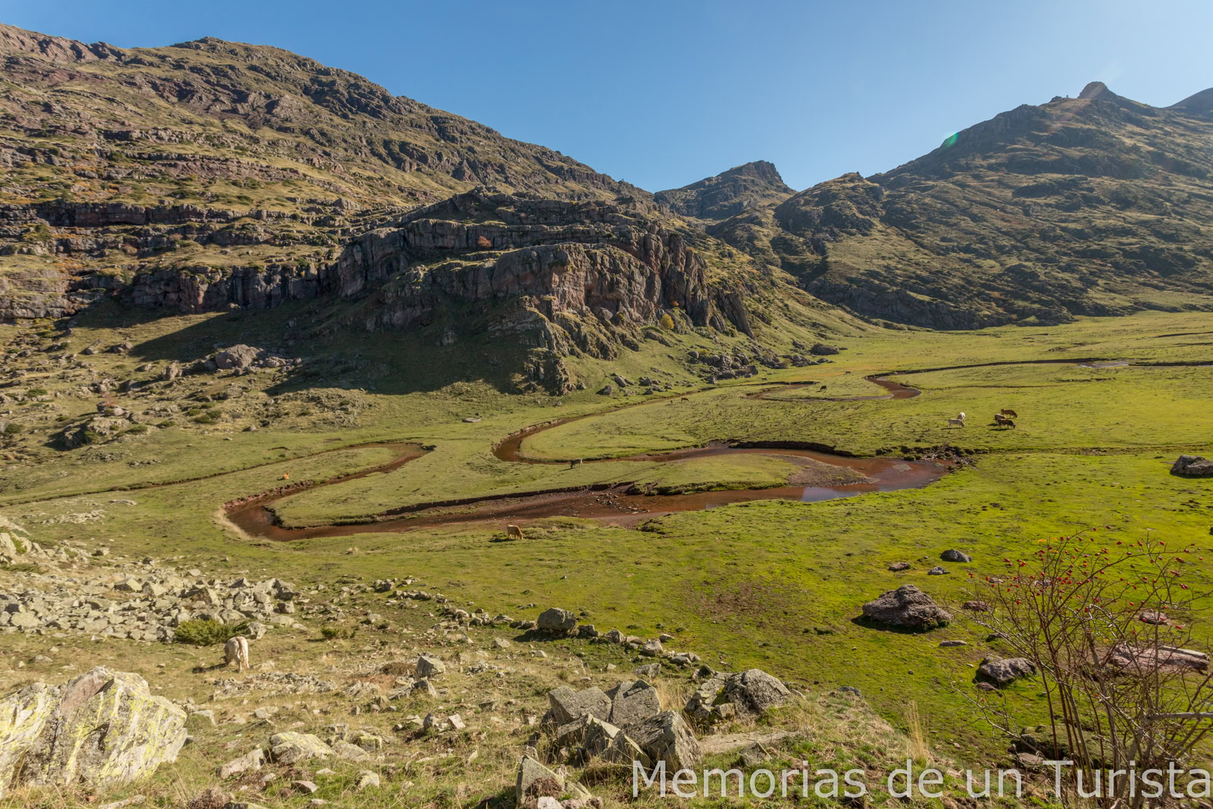 Valle de Aguas Tuertas, en Huesca. Su nombre se debe a las curvas que hace el río en su camino hacia la Selva de Oza. La pradera luce preciosa con el verde de los primeros días de otoño